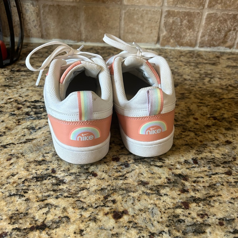 Nike All Day play size 7 worn like 6 times. Should be wiped down - Picture 4 of 5